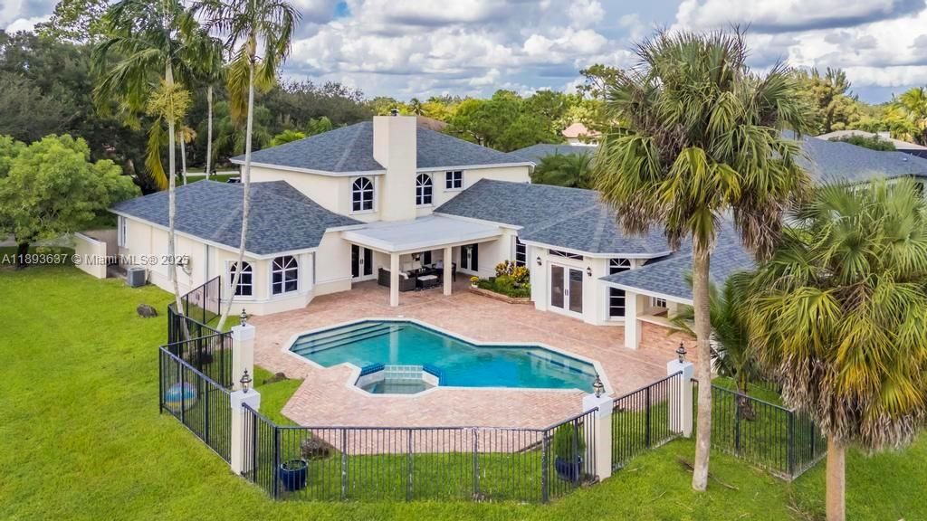 合同活跃: $1,550,000 (5 贝兹, 4 浴室, 4214 平方英尺)