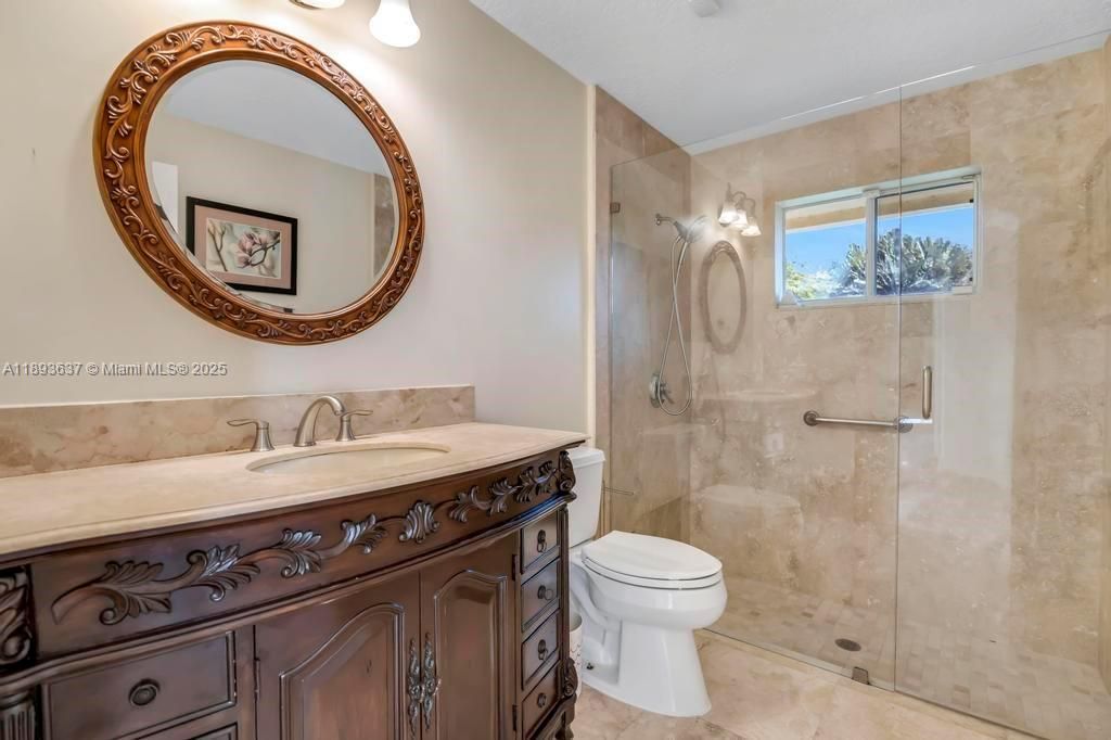 合同活跃: $1,550,000 (5 贝兹, 4 浴室, 4214 平方英尺)