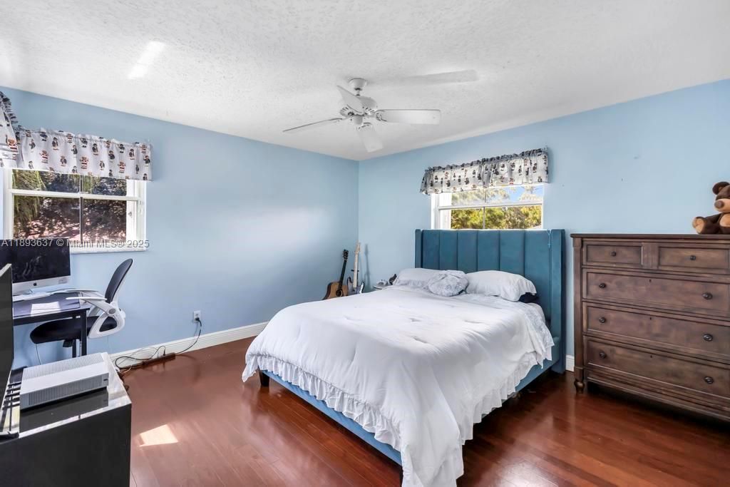 合同活跃: $1,550,000 (5 贝兹, 4 浴室, 4214 平方英尺)