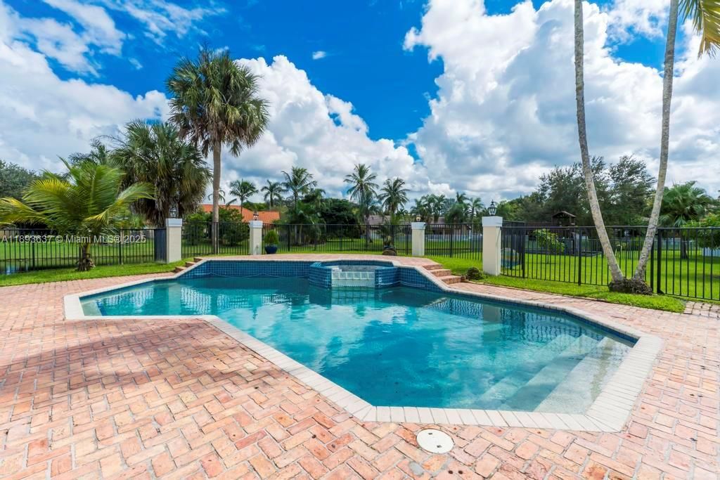 合同活跃: $1,550,000 (5 贝兹, 4 浴室, 4214 平方英尺)