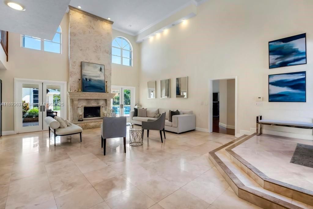 合同活跃: $1,550,000 (5 贝兹, 4 浴室, 4214 平方英尺)