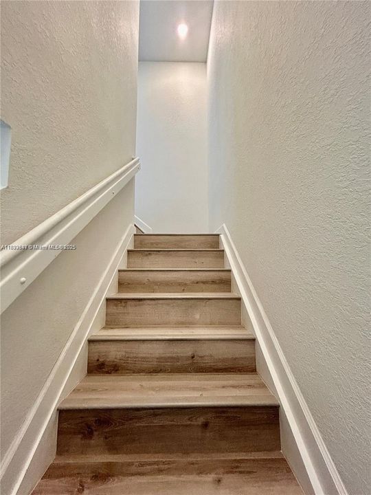 合同活跃: $2,350 (3 贝兹, 3 浴室, 0 平方英尺)