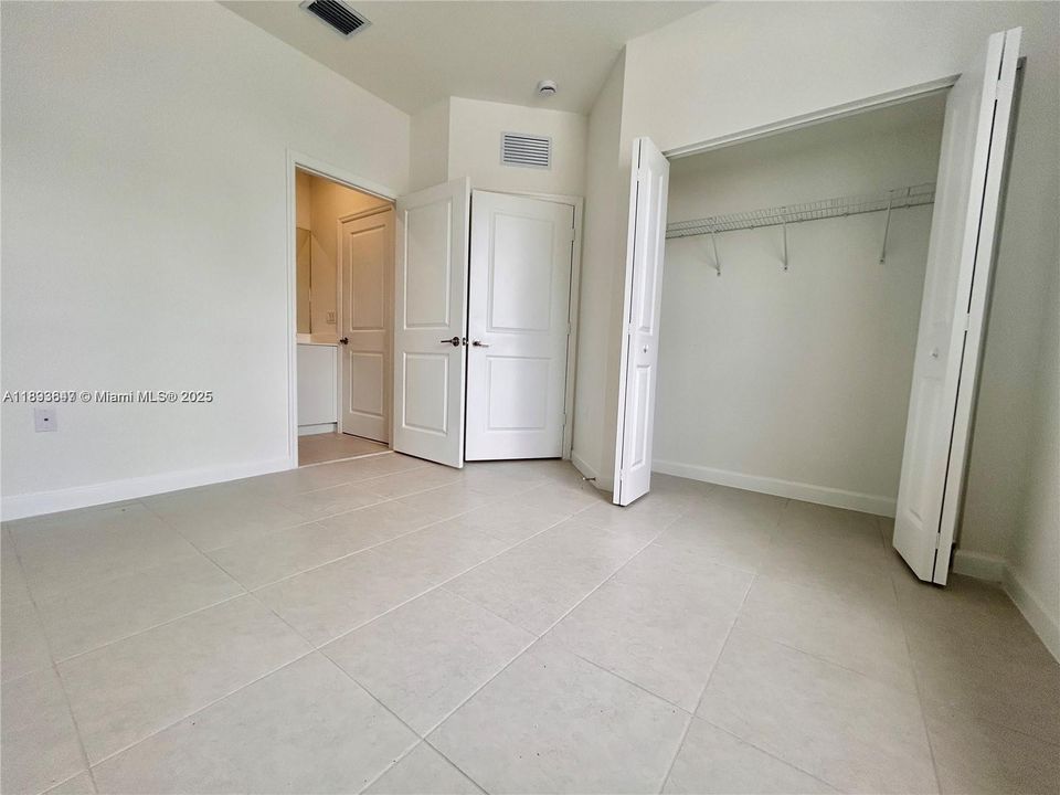 合同活跃: $2,350 (3 贝兹, 3 浴室, 0 平方英尺)