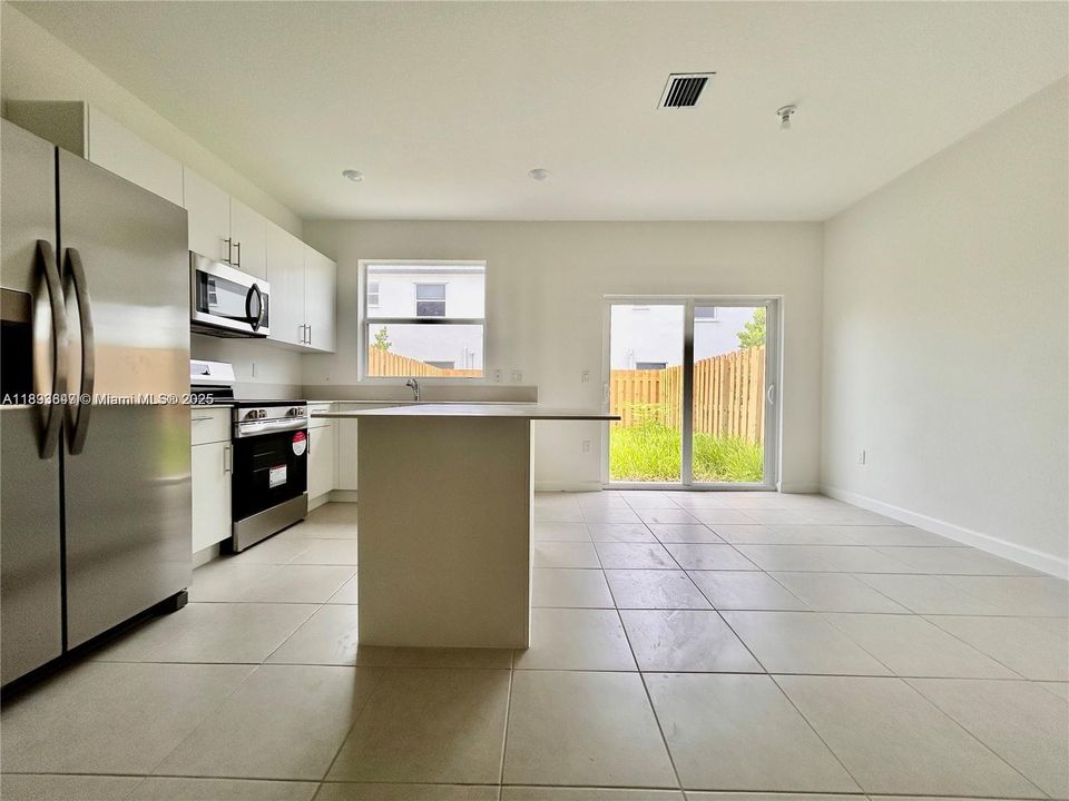 合同活跃: $2,350 (3 贝兹, 3 浴室, 0 平方英尺)