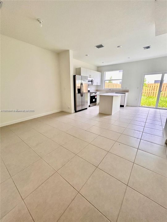 合同活跃: $2,350 (3 贝兹, 3 浴室, 0 平方英尺)