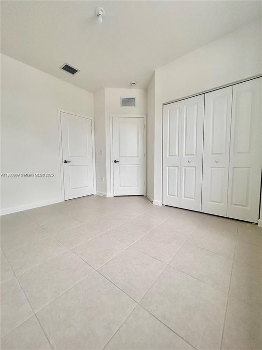 合同活跃: $2,350 (3 贝兹, 3 浴室, 0 平方英尺)