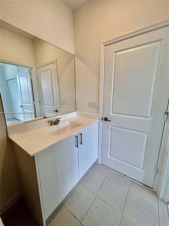 合同活跃: $2,350 (3 贝兹, 3 浴室, 0 平方英尺)