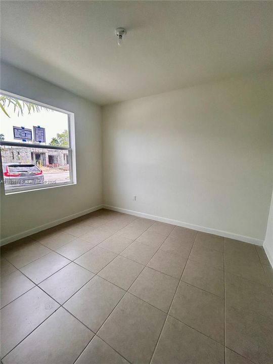 合同活跃: $2,350 (3 贝兹, 3 浴室, 0 平方英尺)