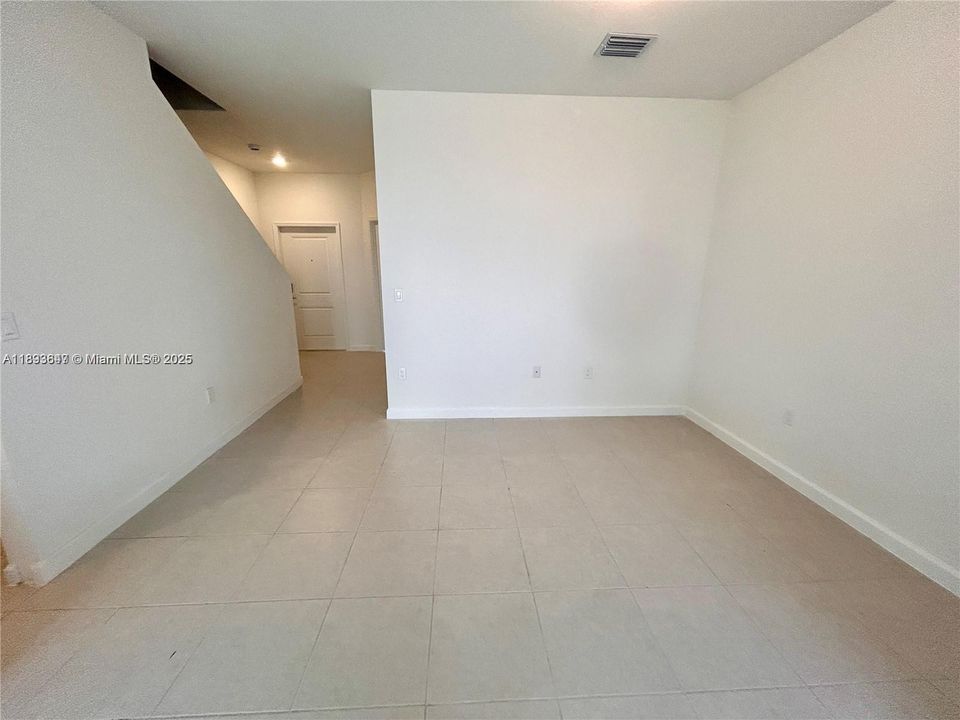 合同活跃: $2,350 (3 贝兹, 3 浴室, 0 平方英尺)