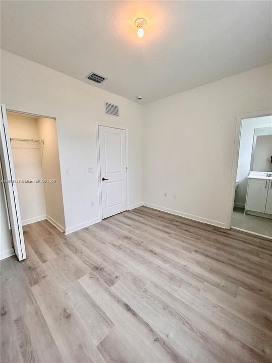 合同活跃: $2,350 (3 贝兹, 3 浴室, 0 平方英尺)