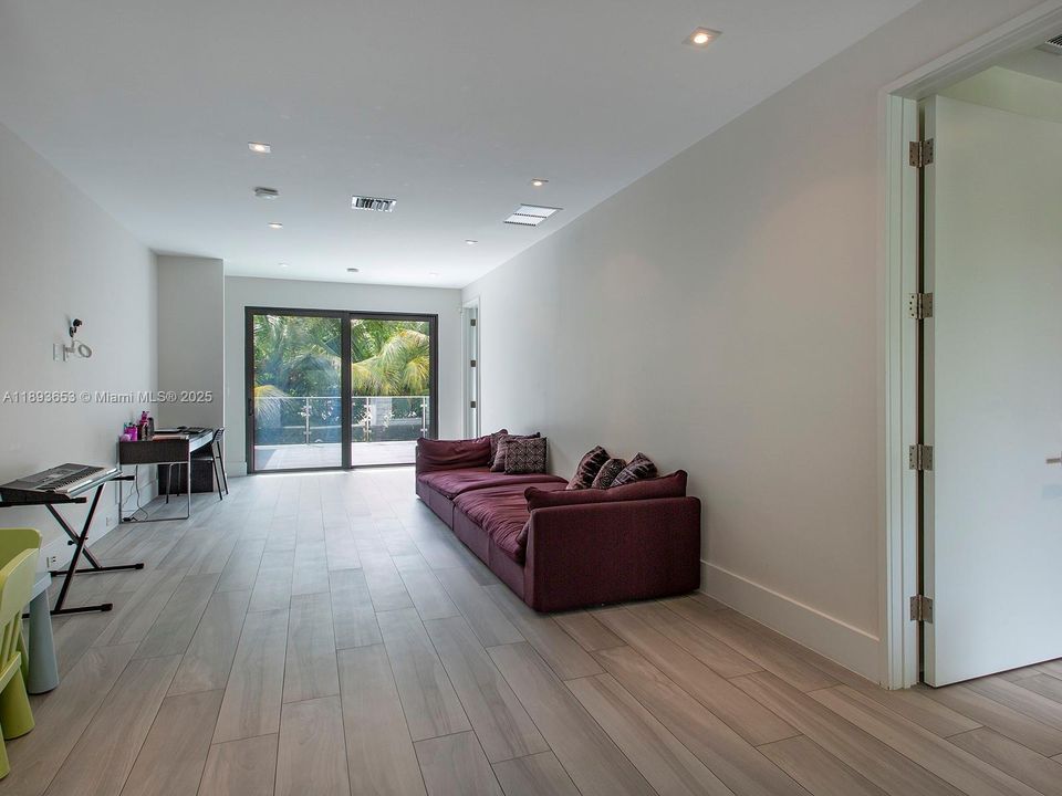 Active With Contract: $16,500 (5 beds, 5 baths, 4709 Square Feet)