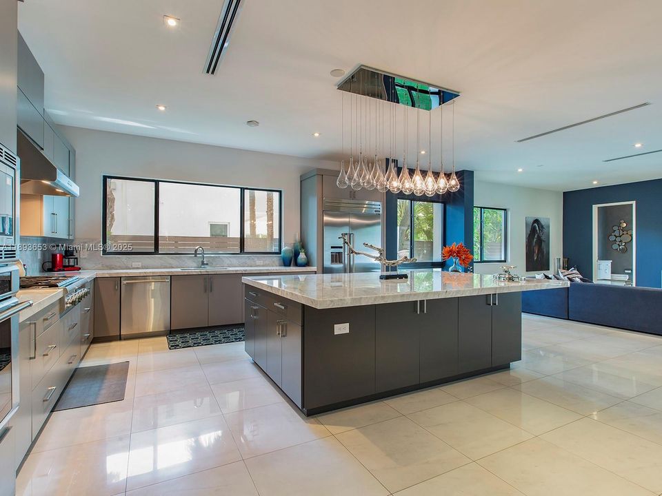 Active With Contract: $16,500 (5 beds, 5 baths, 4709 Square Feet)