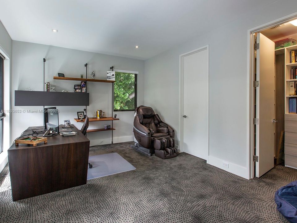 Active With Contract: $16,500 (5 beds, 5 baths, 4709 Square Feet)