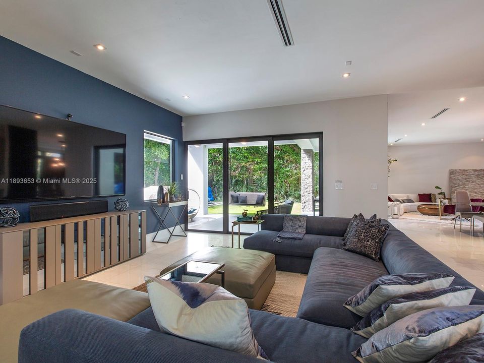 Active With Contract: $16,500 (5 beds, 5 baths, 4709 Square Feet)