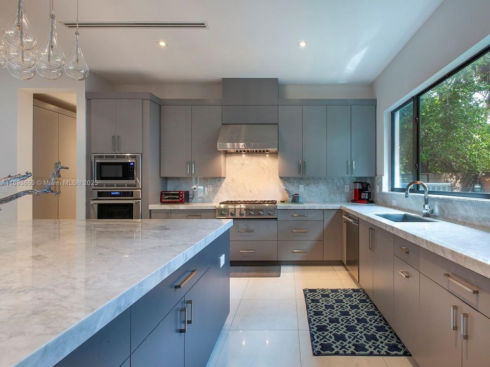 Active With Contract: $16,500 (5 beds, 5 baths, 4709 Square Feet)