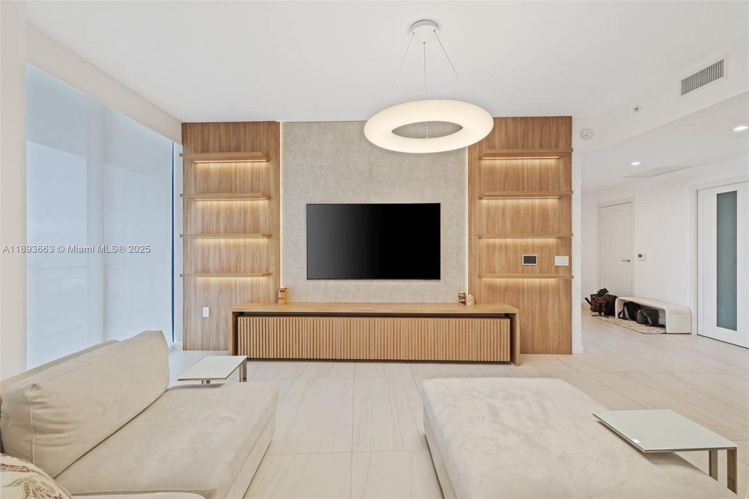 出租: $20,000 (2 贝兹, 3 浴室, 1885 平方英尺)