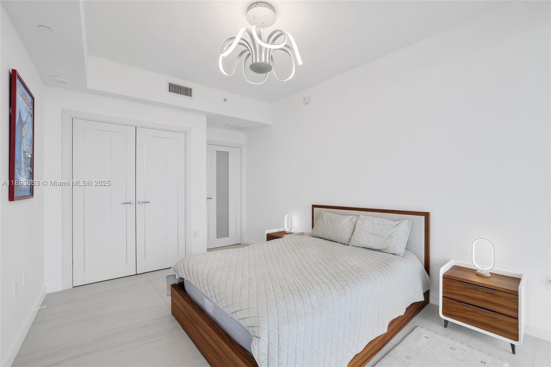 出租: $20,000 (2 贝兹, 3 浴室, 1885 平方英尺)