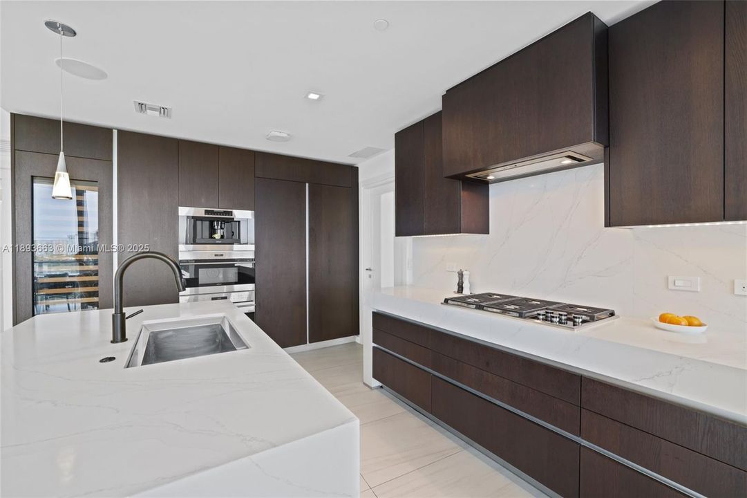 出租: $20,000 (2 贝兹, 3 浴室, 1885 平方英尺)