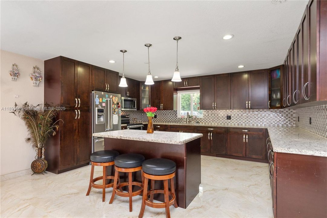 En Venta: $949,900 (3 camas, 3 baños, 1904 Pies cuadrados)