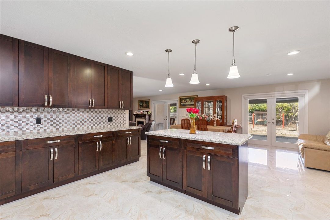 En Venta: $949,900 (3 camas, 3 baños, 1904 Pies cuadrados)