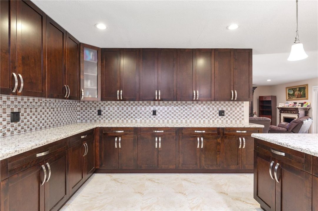 En Venta: $949,900 (3 camas, 3 baños, 1904 Pies cuadrados)