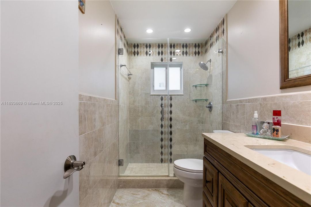 En Venta: $949,900 (3 camas, 3 baños, 1904 Pies cuadrados)