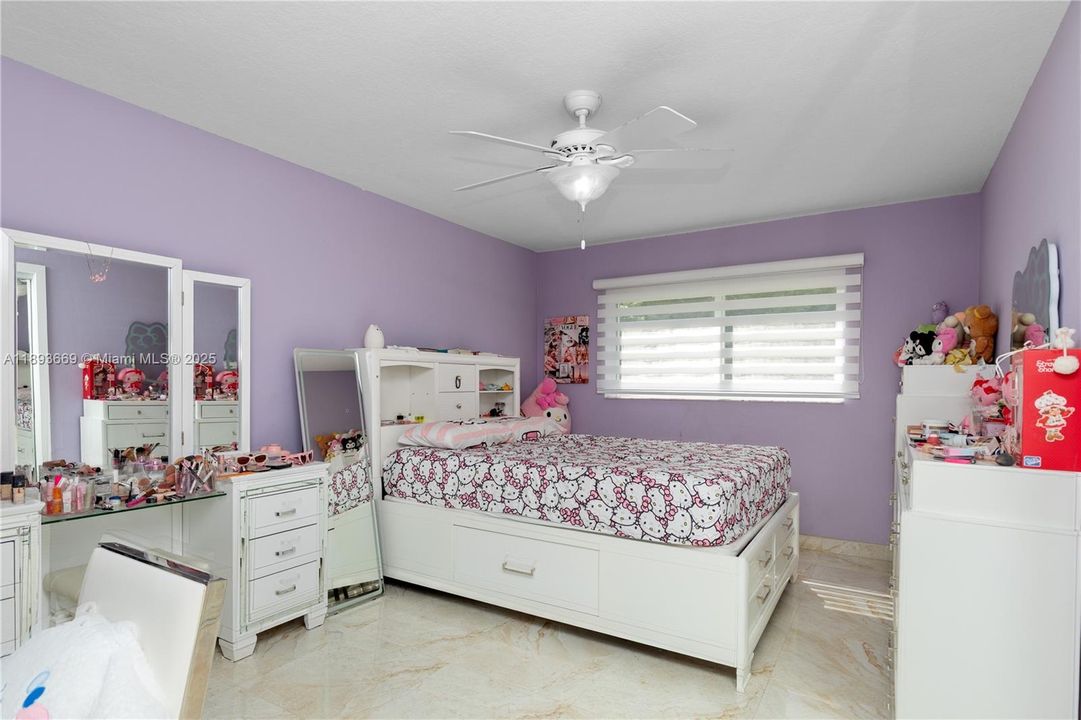 En Venta: $949,900 (3 camas, 3 baños, 1904 Pies cuadrados)