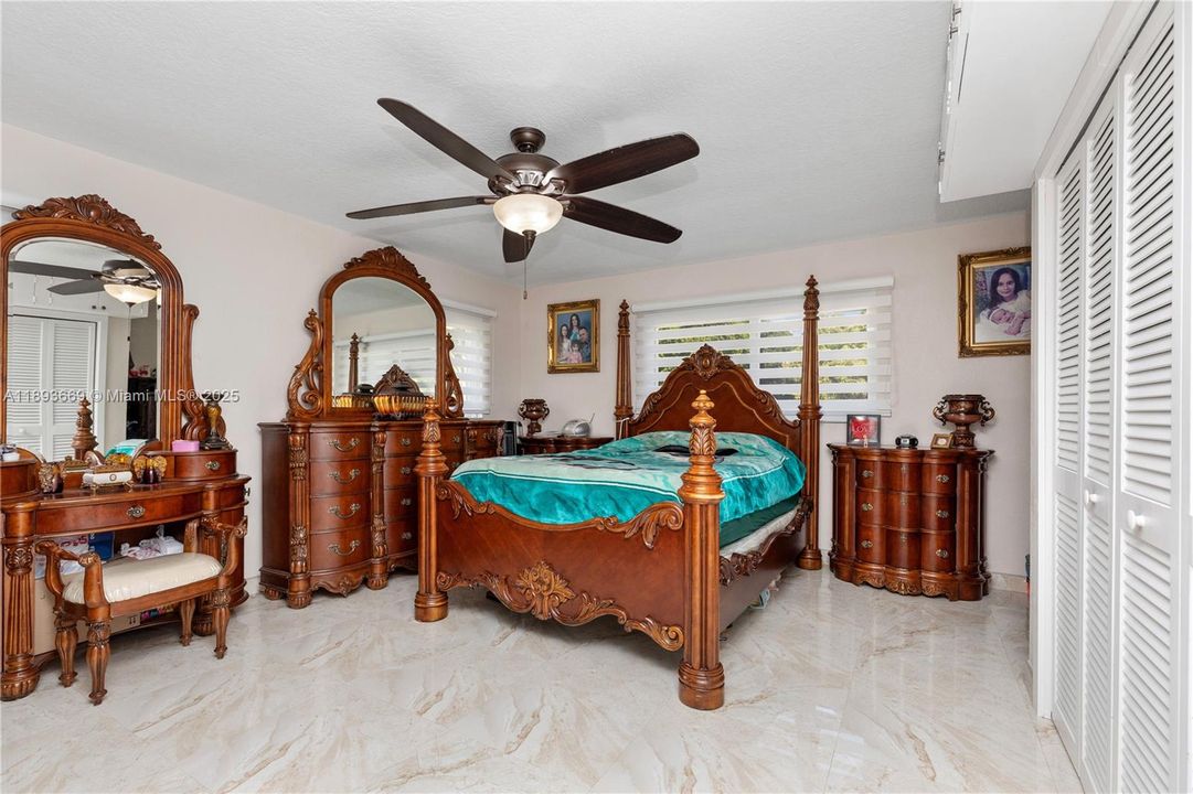 En Venta: $949,900 (3 camas, 3 baños, 1904 Pies cuadrados)