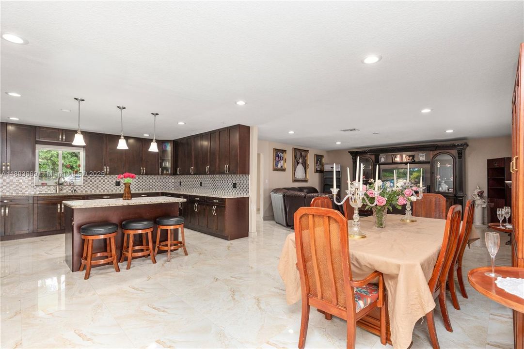 En Venta: $949,900 (3 camas, 3 baños, 1904 Pies cuadrados)