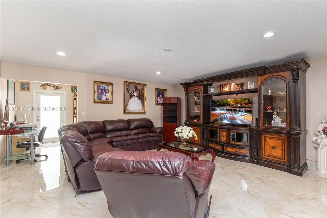 En Venta: $949,900 (3 camas, 3 baños, 1904 Pies cuadrados)