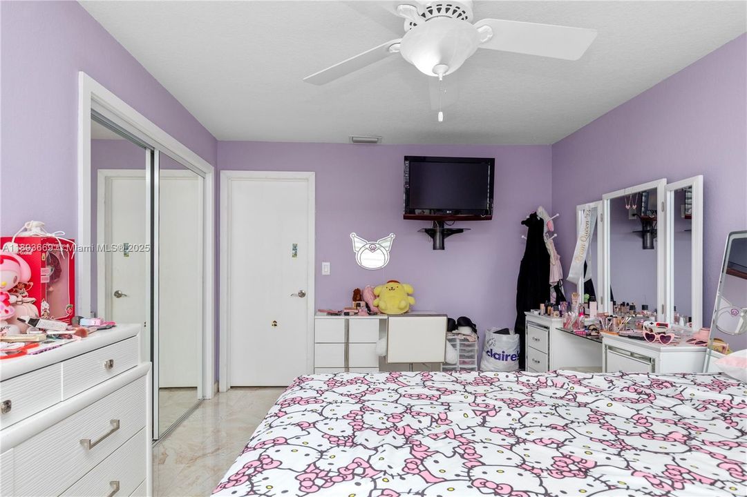 En Venta: $949,900 (3 camas, 3 baños, 1904 Pies cuadrados)