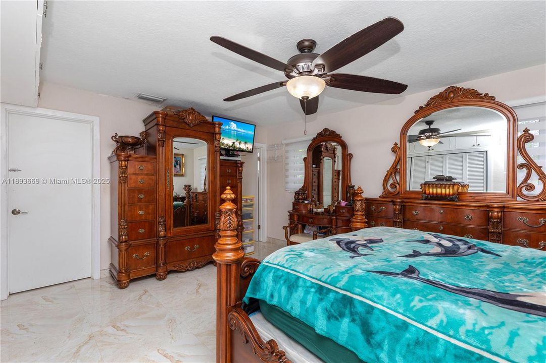 En Venta: $949,900 (3 camas, 3 baños, 1904 Pies cuadrados)