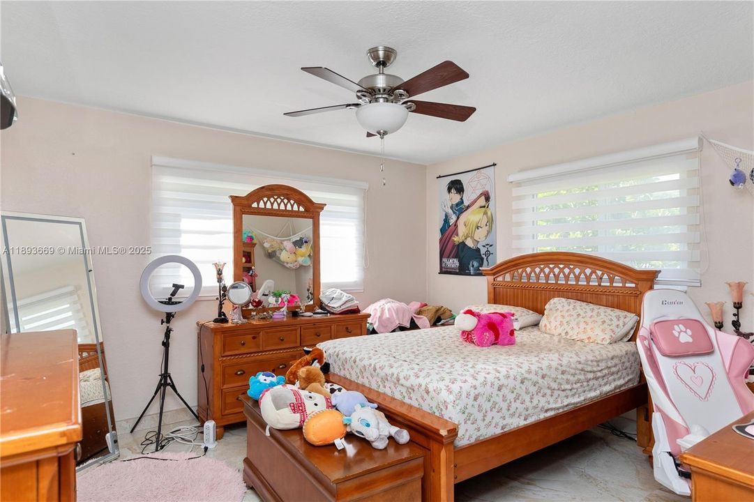 En Venta: $949,900 (3 camas, 3 baños, 1904 Pies cuadrados)