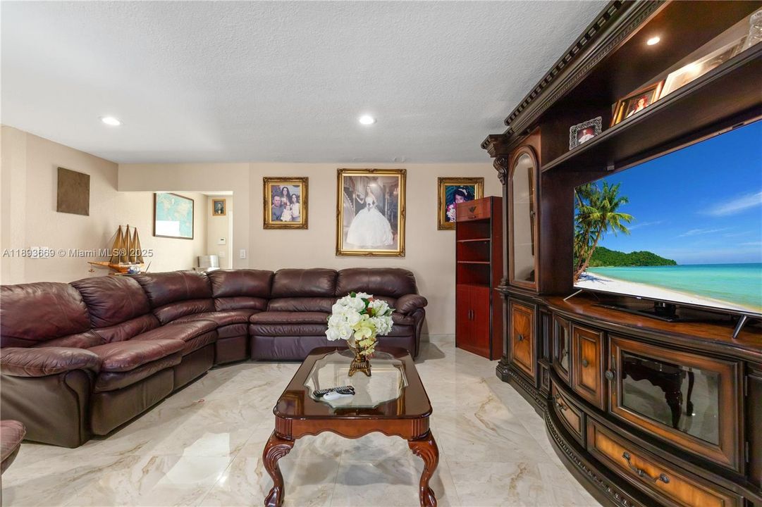 En Venta: $949,900 (3 camas, 3 baños, 1904 Pies cuadrados)