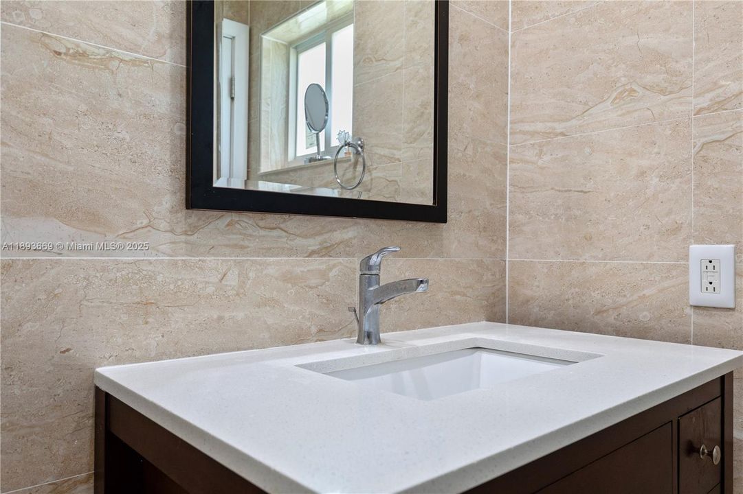 En Venta: $949,900 (3 camas, 3 baños, 1904 Pies cuadrados)