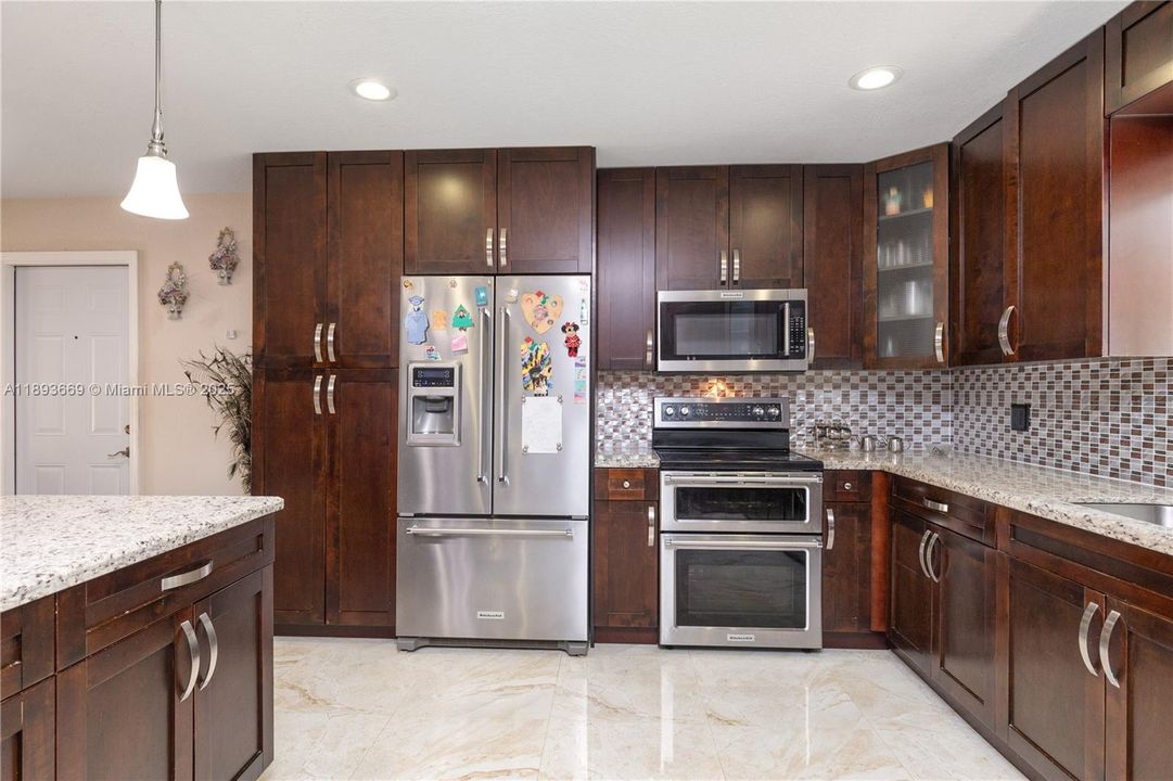 En Venta: $949,900 (3 camas, 3 baños, 1904 Pies cuadrados)