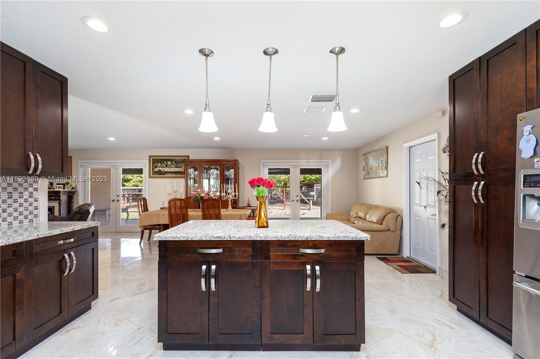 En Venta: $949,900 (3 camas, 3 baños, 1904 Pies cuadrados)