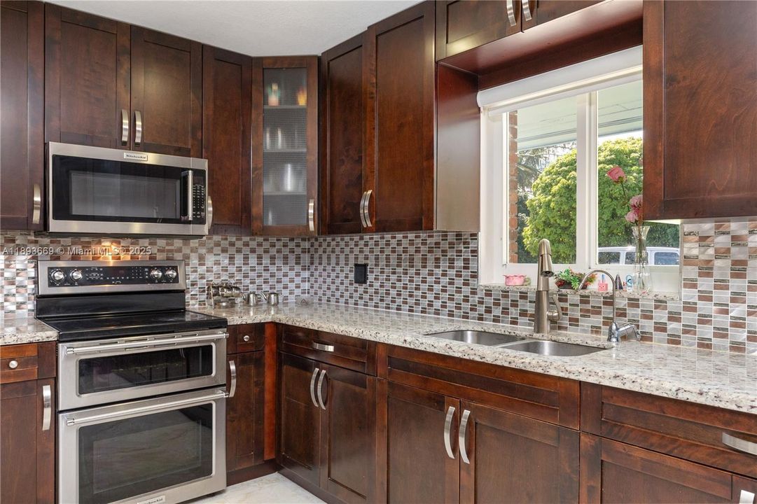 En Venta: $949,900 (3 camas, 3 baños, 1904 Pies cuadrados)