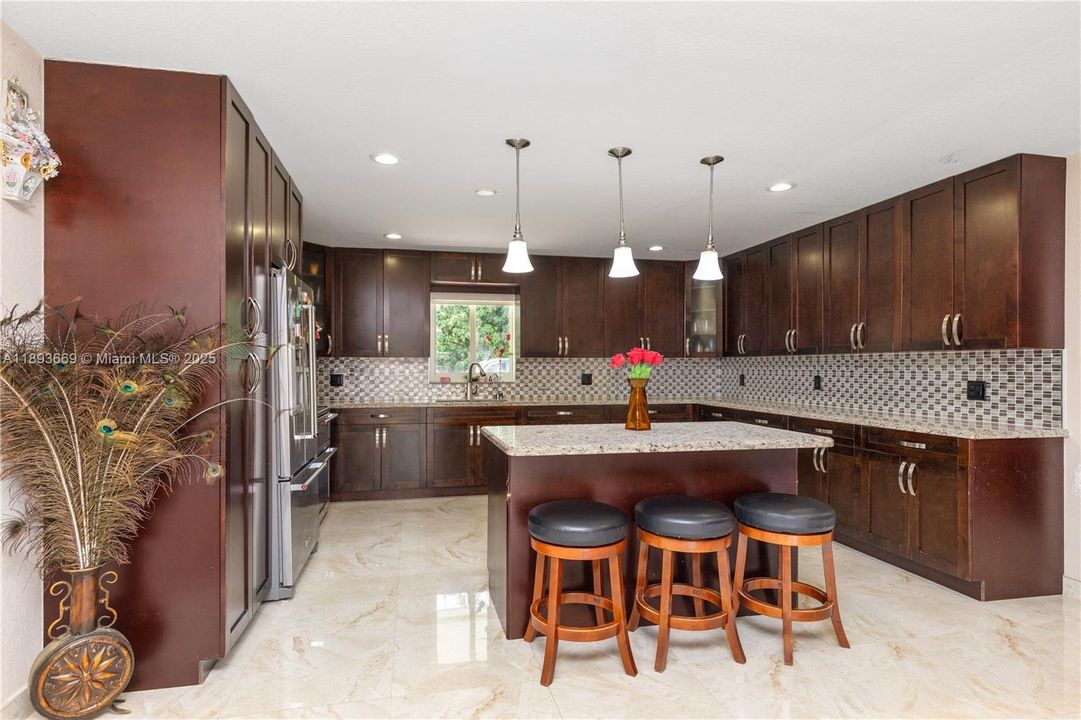 En Venta: $949,900 (3 camas, 3 baños, 1904 Pies cuadrados)