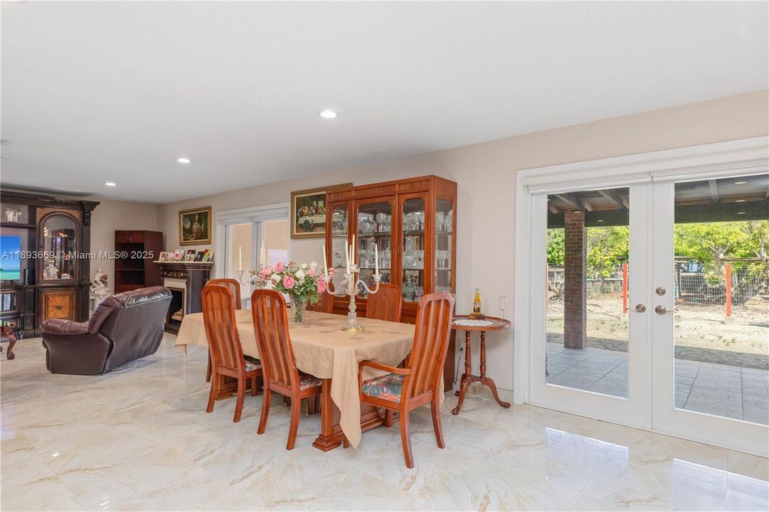 En Venta: $949,900 (3 camas, 3 baños, 1904 Pies cuadrados)