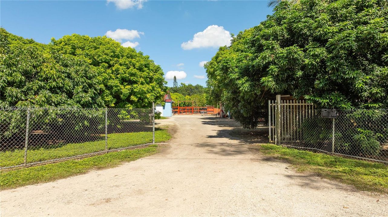 En Venta: $949,900 (3 camas, 3 baños, 1904 Pies cuadrados)