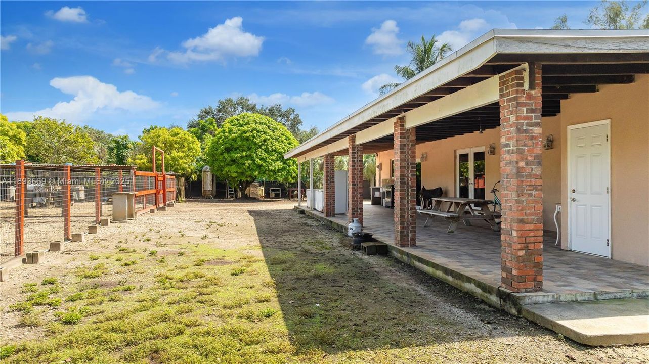 En Venta: $949,900 (3 camas, 3 baños, 1904 Pies cuadrados)