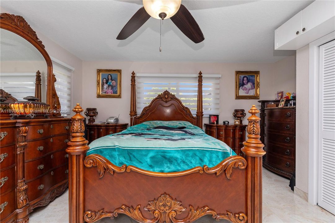 En Venta: $949,900 (3 camas, 3 baños, 1904 Pies cuadrados)