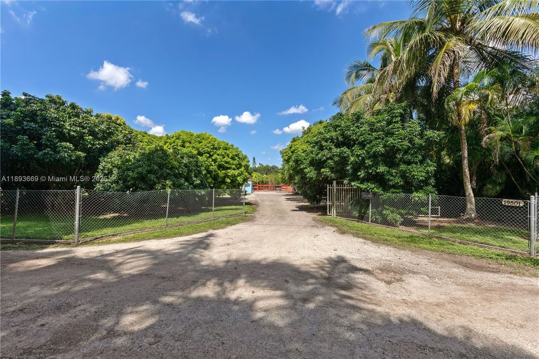 En Venta: $949,900 (3 camas, 3 baños, 1904 Pies cuadrados)