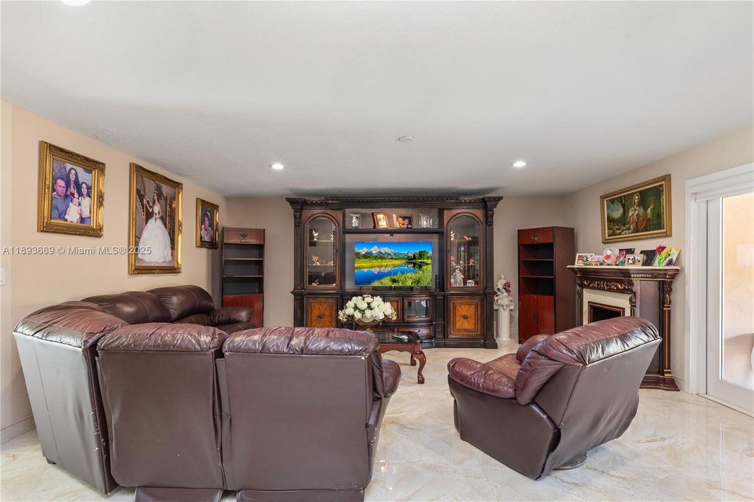 En Venta: $949,900 (3 camas, 3 baños, 1904 Pies cuadrados)