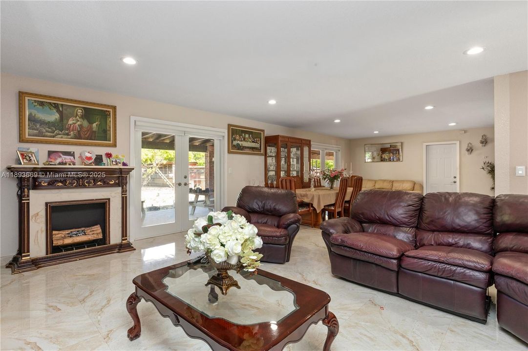 En Venta: $949,900 (3 camas, 3 baños, 1904 Pies cuadrados)