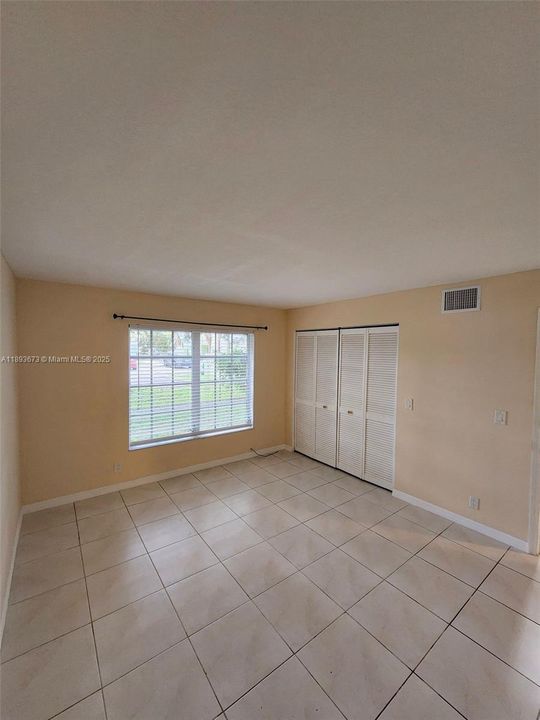 合同活跃: $1,750 (1 贝兹, 1 浴室, 600 平方英尺)