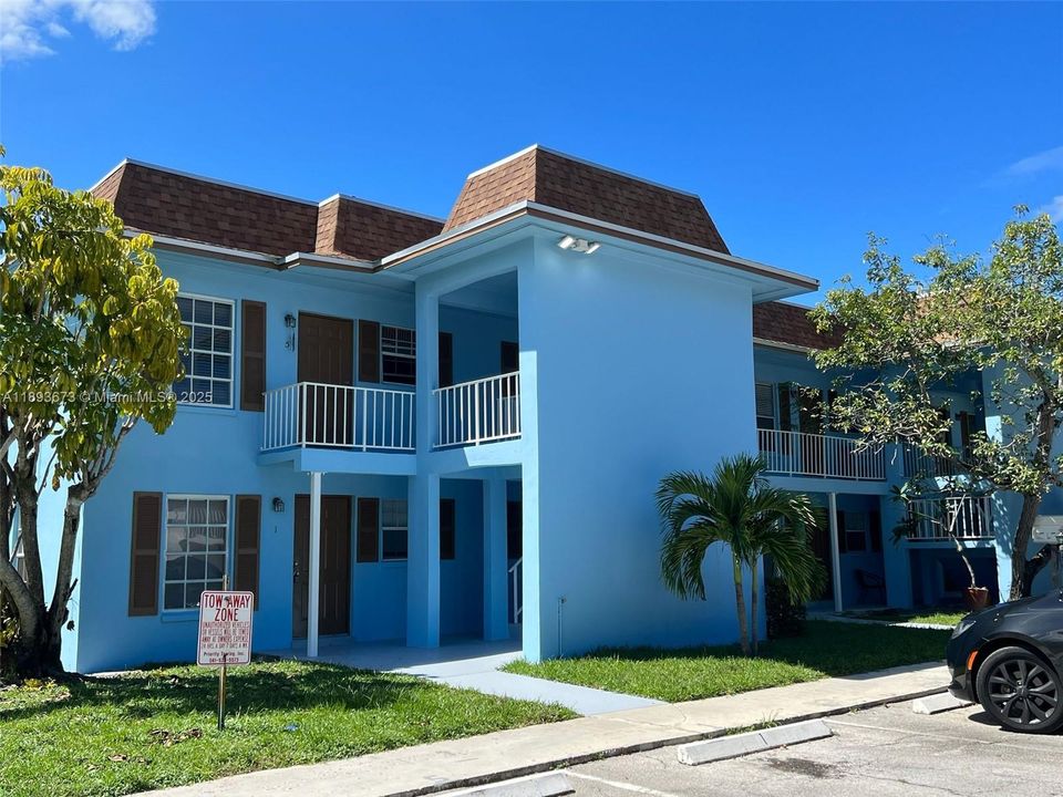 合同活跃: $1,750 (1 贝兹, 1 浴室, 600 平方英尺)