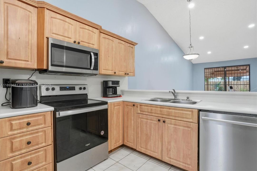 Active With Contract: $400,000 (2 beds, 2 baths, 1089 Square Feet)