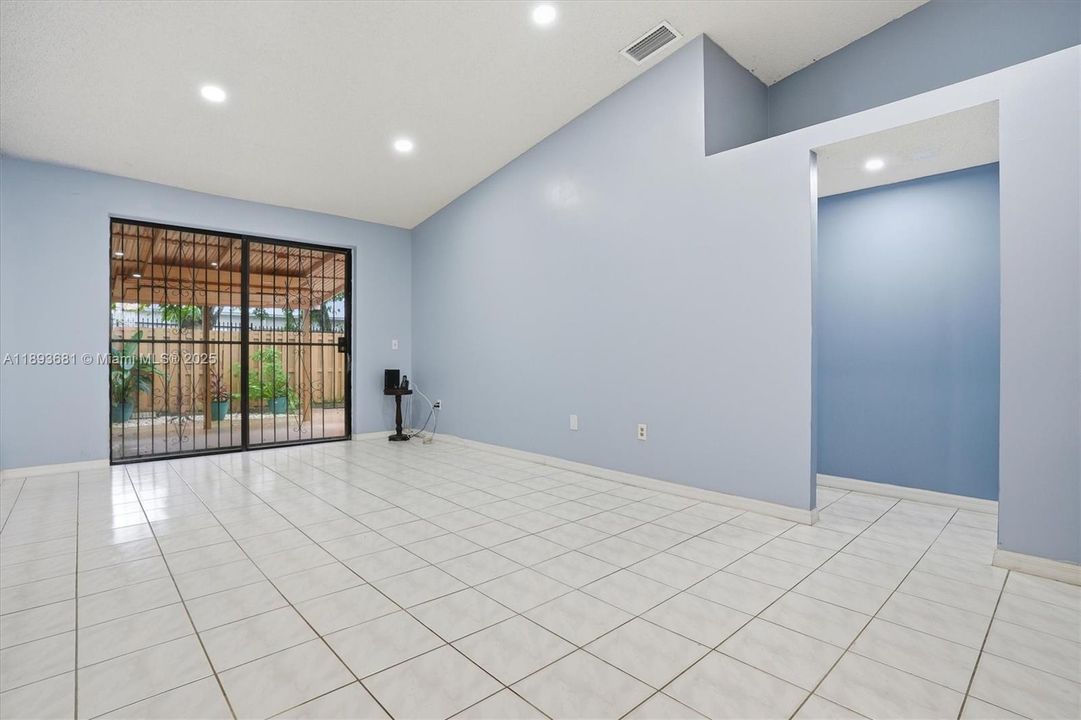 Active With Contract: $400,000 (2 beds, 2 baths, 1089 Square Feet)